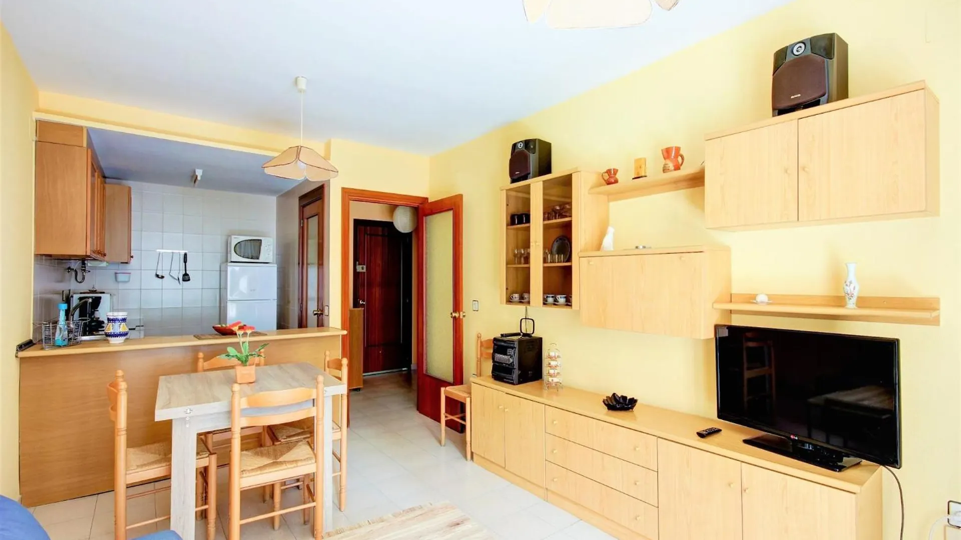 Romantic Apartment With View Roses